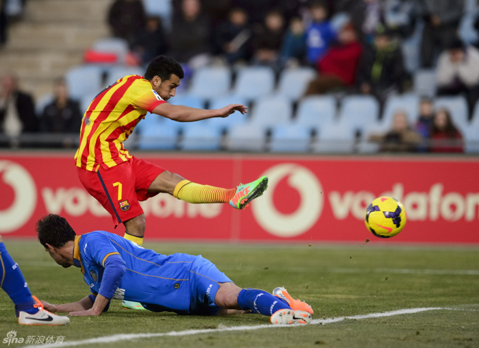 Pedro mantiene al Barça en el liderazgo con su 'hat-trick' al Getafe 6