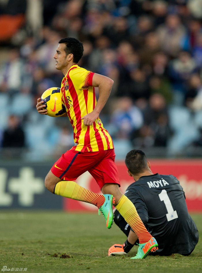 Pedro mantiene al Barça en el liderazgo con su 'hat-trick' al Getafe 7