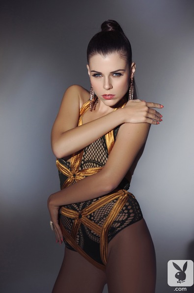 Sexy Aleksa Slusarchi enciende la temperatura con posturas sensuales