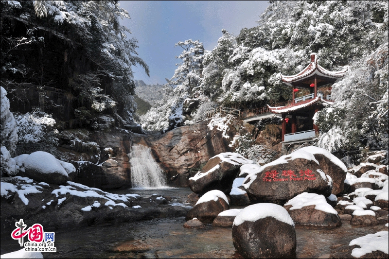 Montaña Huangshan muestra su encanto invernal en la nieve1