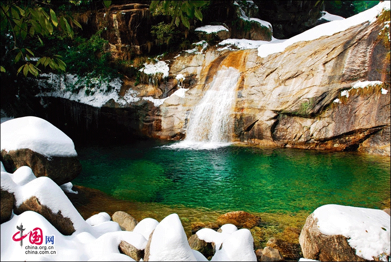 Montaña Huangshan muestra su encanto invernal en la nieve2