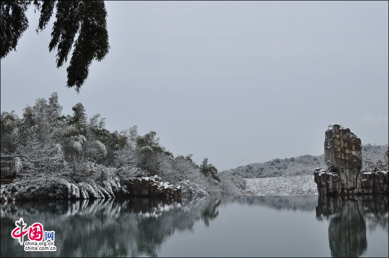 Montaña Huangshan muestra su encanto invernal en la nieve4