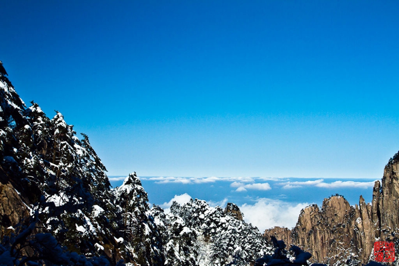 Montaña Huangshan muestra su encanto invernal en la nieve6