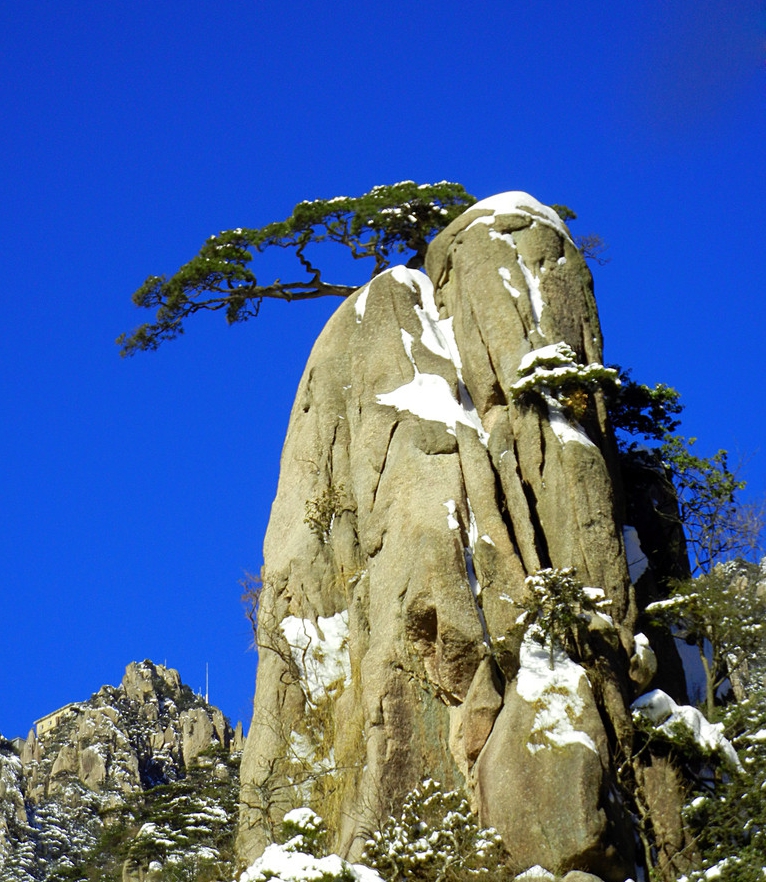 Montaña Huangshan muestra su encanto invernal en la nieve10