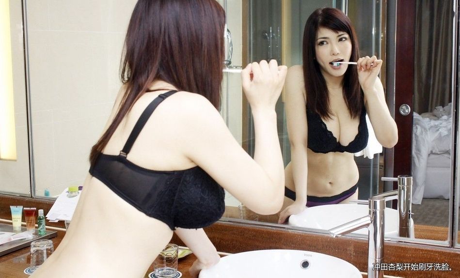 Cómo pasa un día la famosa actriz porno japonesa en China 