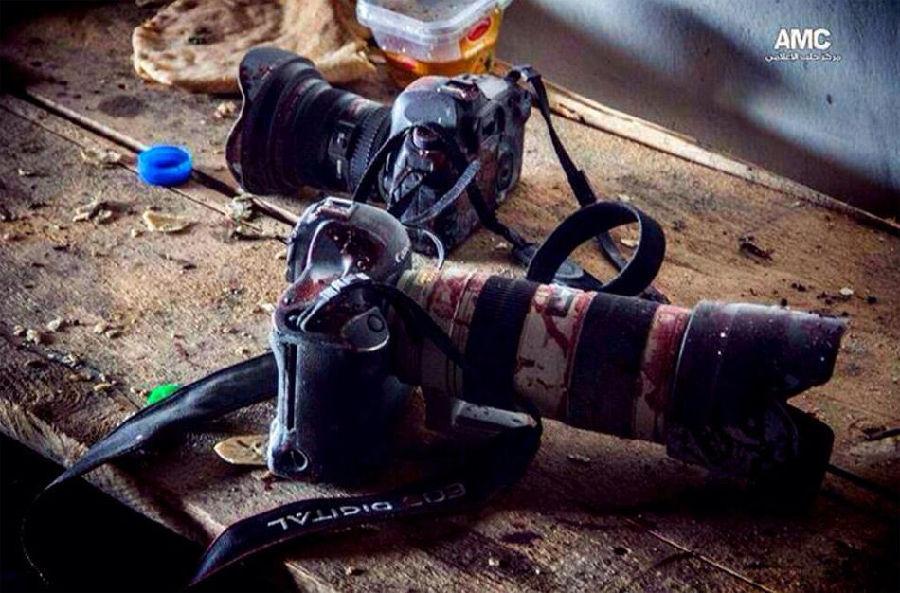 Las cámaras ensangrentadas de Molhem Barakat, fotógrafo sirio 'freelance' muerto el viernes 20, en Alepo. 