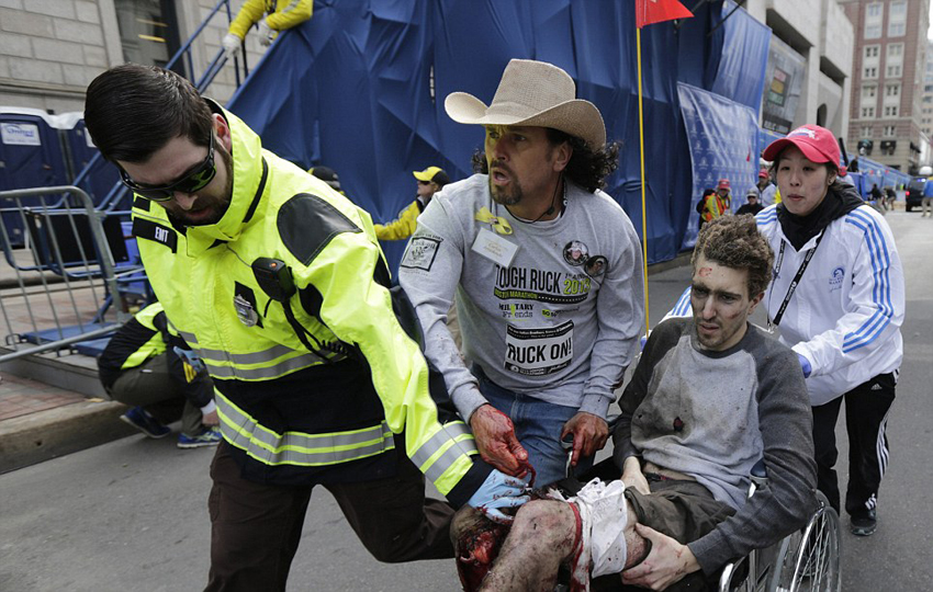 El día 15 de abril los equipos de rescate y los voluntarios ayudaron a Jeff Bauman que estaba herido en los atentados de Maratón de Boston