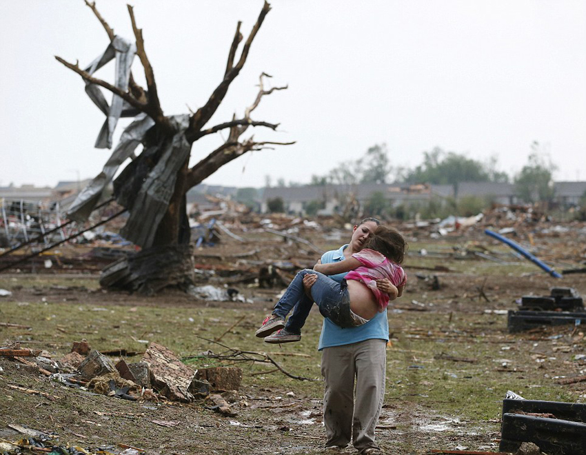 El día 20 de mayo Oklahoma sufrió los terribles tornados, una madre sobreviviente abrazó a su hija en la ruina.