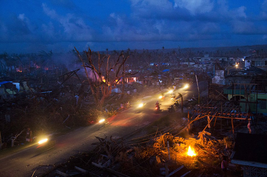 El día 14 de noviembre el tifón Haiyan atacó a Filipinas y destruyó la mayoría de la tierra del pais, la hoguera se quemaba silenciosamente en la ruina.