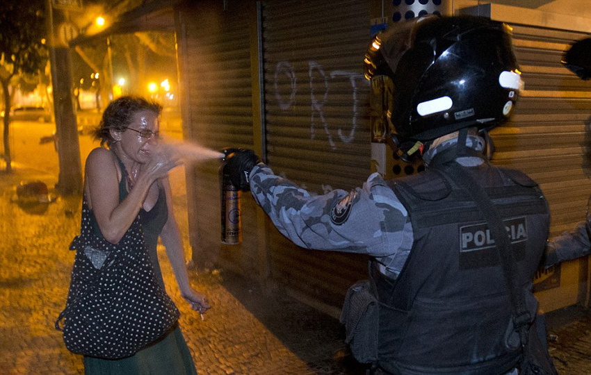 El día 17 de junio se estallaron las manifestaciones masivas en Brasil. Un policía lanzó el agua de pimienta a la cara de una manifestante.