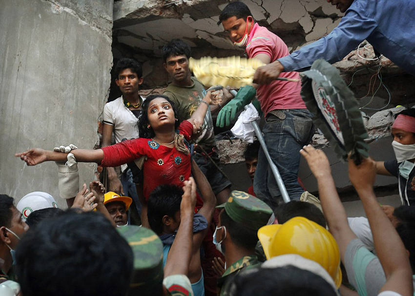 El día 25 de abril se produjo el accidente mortal del derrumbe de un edificio en Bangladesh, una mujer se salvó de los escombros