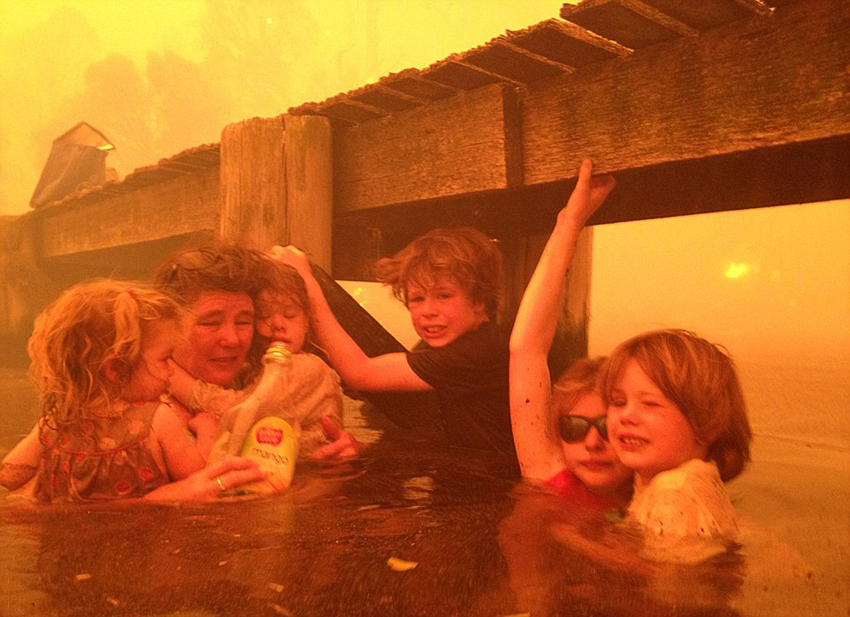 Se produjeron los incendios forestales en Isla Tasmania, Tammy y sus hijos se escondieron bajo el muelle