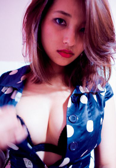 Japonesa joven Ayame Misaki se siente más cómoda posando en poca ropa