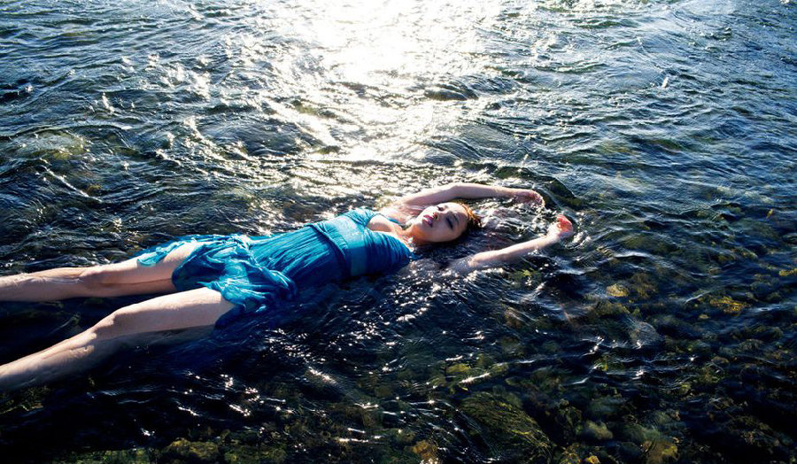 Japonesa joven Ayame Misaki se siente más cómoda posando en poca ropa