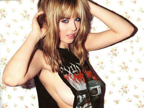 La tierna porrista inglesa Danielle Sharp se pone cariñosa para la lente con lencería sensual 9