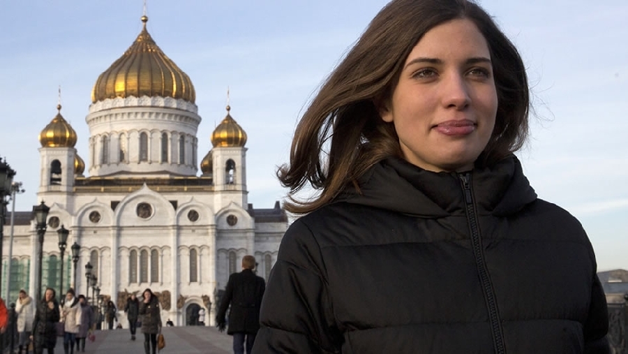 Nadezhda Tolokonnikova, integrante de la banda de punk Pussy Riot, al ser liberada de prisión gritó sin temor: '¡Rusia sin Putin!' . (AFP)