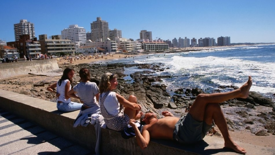 Uruguay cumple con todo lo necesario en cuanto a derechos humanos y ambientales. Este año, el país legalizó el matrimonio entre personas del mismo sexo.