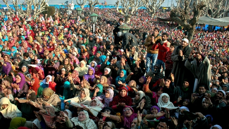25 de enero: Musulmanes de Kashmir celebran el cumpleaños del profeta Mohammed en Srinagar, India.