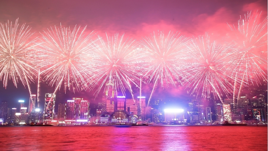 11 de febrero: Los fuegos artificiales iluminal el cielo de Hong Kong, donde celebraron el Año Nuevo Chino, año de la Serpiente.