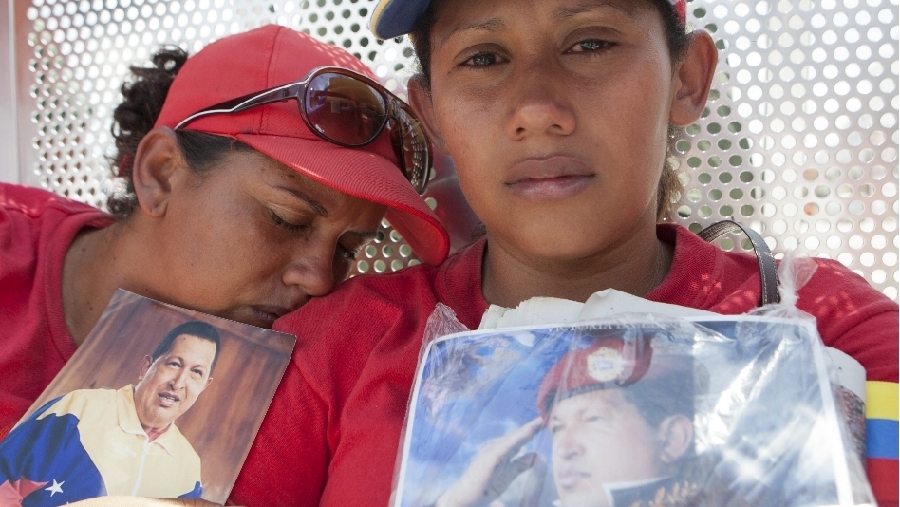 8 de marzo: Simpatizantes del expresidente venezolano, Hugo Chávez, asisten al funeral de estado en la Academia Militar. El mandatario murió el 5 de marzo . 