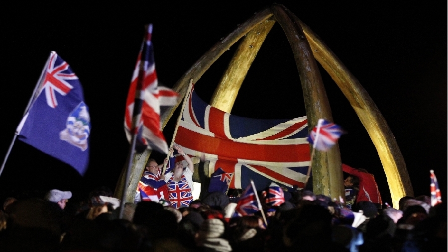 11 de febrero: Un grupo de personas celebran el resultado del referendo. El 9.8% dijeron que 'sí' para que las Malvinas continúen siendo territorio británico.