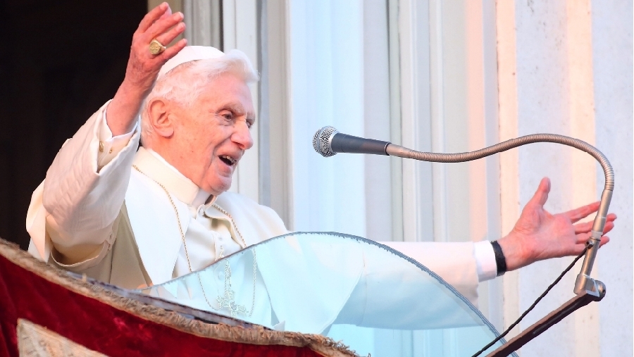 28 de febrero: el papa emérito Benedicto XVI anuncia su retiro el 11 de febrero. En la foto, Benedicto se despide de feligreses el 28 de febrero.