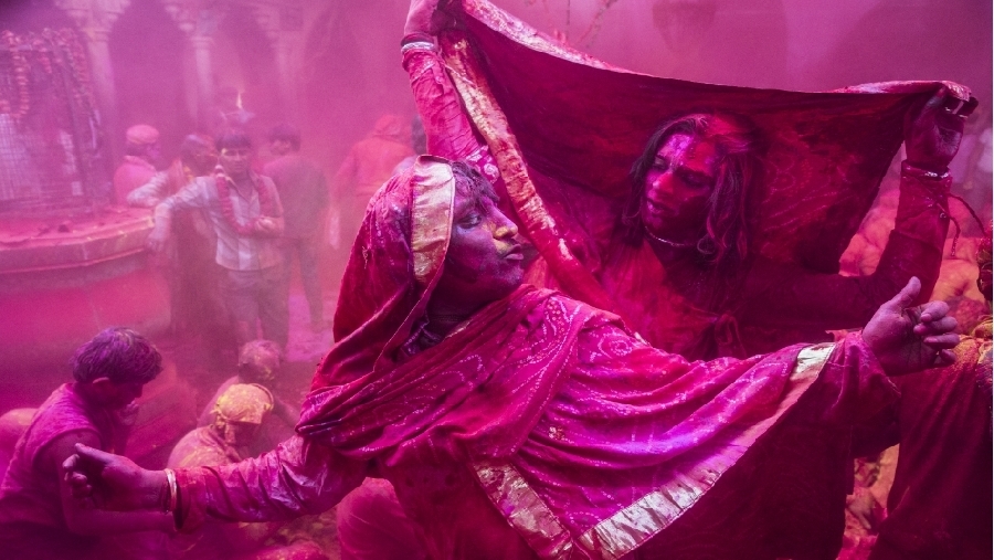 21 de marzo: Un niño transgénero hindú celebra la llegada de la primavera en el festival de colores (Holi) en India. 