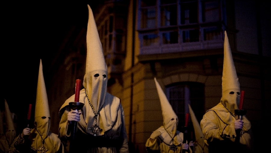 29 de marzo: Penitentes marchan por las calles de Zamora, España, en la procesión de Cofradía de Jesús del Vía Crucis durante la Semana Santa.