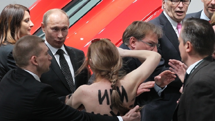 8 de abril: el presidente Vladmir Putin es atacado por una activista ucraniana del movimiento feminista Femen en Hánover, Alemania. 