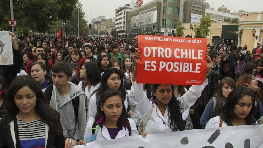 11 abril: estudiantes universitarios tomaron las calles de Santiago para pedir una reforma educativa en Chile. 