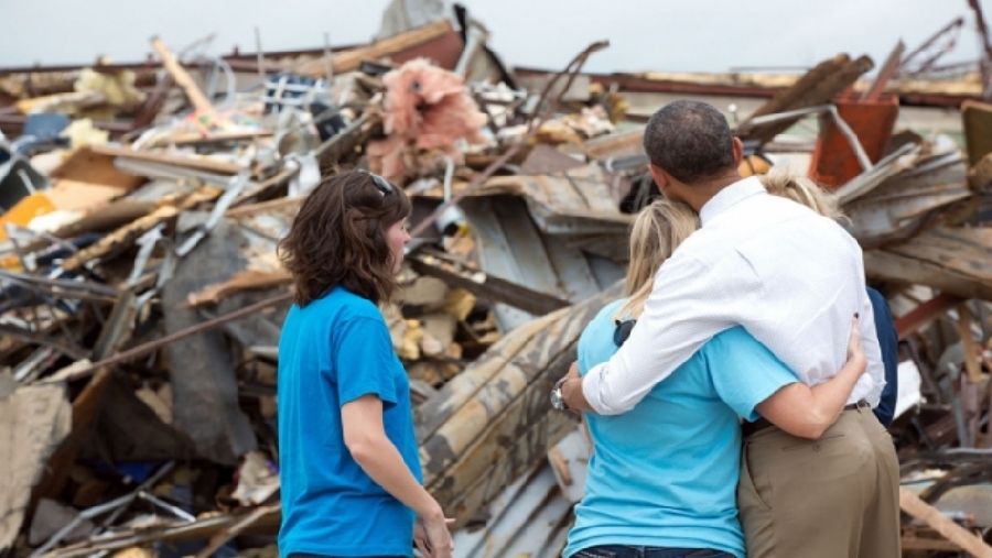 26 de mayo: el presidente Obama abraza a Amy Simpson, directora de la escuela Plaza Towers Elementary de Moore, Oklahoma, destrozada por el tornado. 