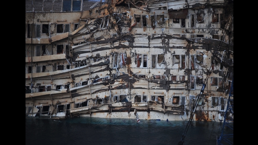 22 de septiembre: La fotografía muestra el enderezamiento del crucero Costa Concordia. Las autoridades reanudaron la búsqueda de desaparecidos.