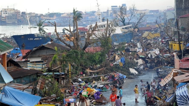 7 noviembre: el supertifón 'Haiyan' toca tierra en Filipinas. La tormenta dejó más de 3,600 muertos. En la foto, Tlacoban, una de las ciudades más afectadas.