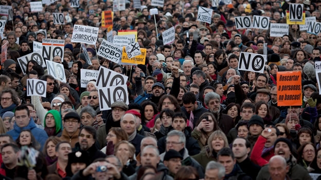 23 de octubre: el Banco de España anuncia el fin de la recesión económica en el país. En la fotografía, personas protestan en Ovejero por la crisis.