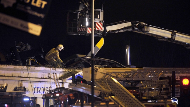 29 de noviembre: Un helicóptero se estrella contra el techo de un bar en Glasgow, Escocia, provocando la muerte de al menos 8 personas. 