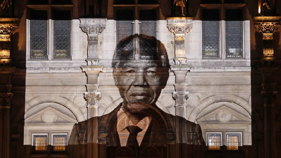 7 de diciembre: el Ayuntamiento de París rinde tributo al expresidente sudafricano Nelson Mandela dos días después de su muerte.