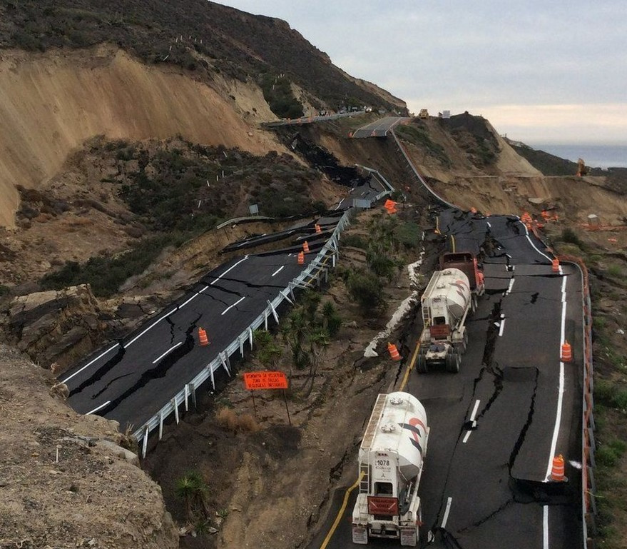 Un segmento de la carretera panorámica Ensenada-Tijuana se deslava