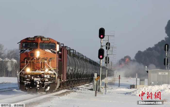 Se descarrila e incendia tren con petróleo en Dakota del Norte en EE.UU 1