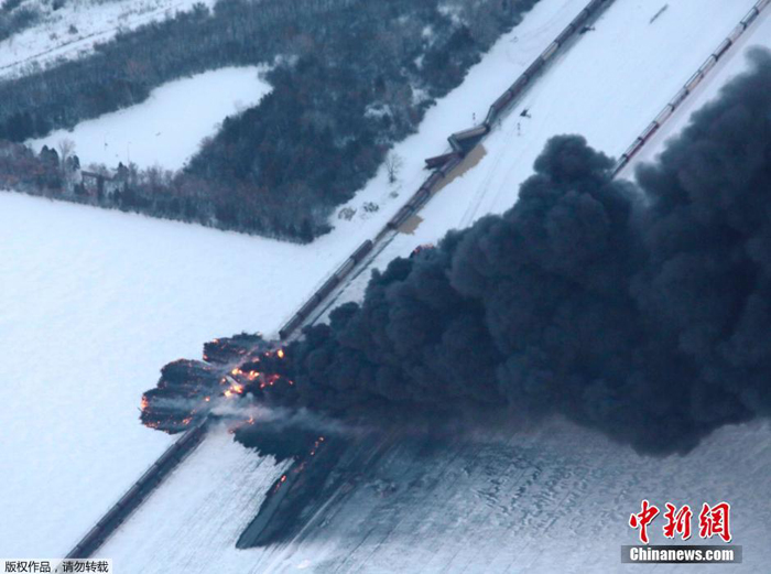 Se descarrila e incendia tren con petróleo en Dakota del Norte en EE.UU 2