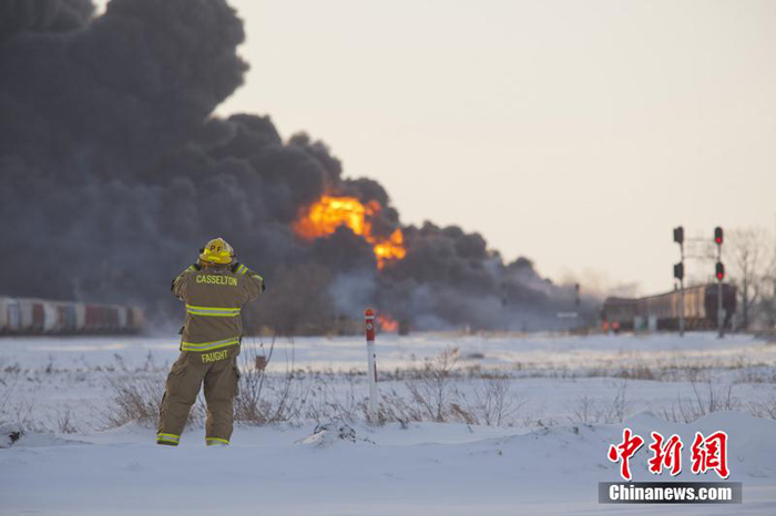 Se descarrila e incendia tren con petróleo en Dakota del Norte en EE.UU 3