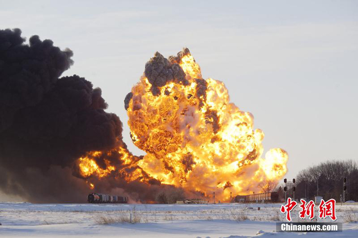 Se descarrila e incendia tren con petróleo en Dakota del Norte en EE.UU 4
