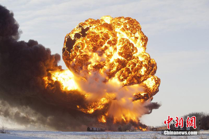 Se descarrila e incendia tren con petróleo en Dakota del Norte en EE.UU 7