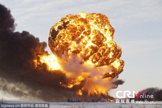 Un tren choca contra otro descarrilado y en llamas en EE.UU.