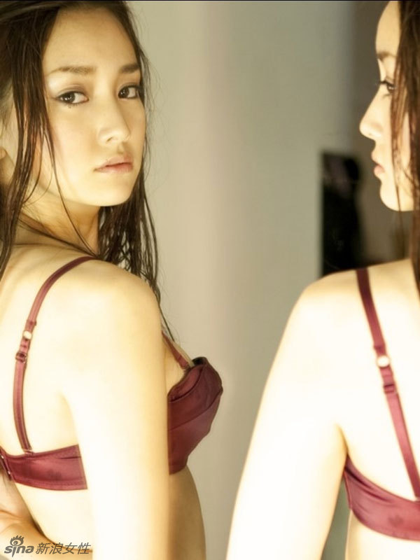 Japonesa Natsuko Nagaike exhibe su figura más sensual en ropa interior