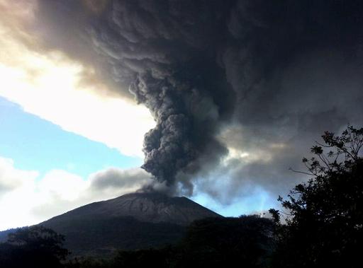 Funes recorre zona afectada por volcán Chaparrastique