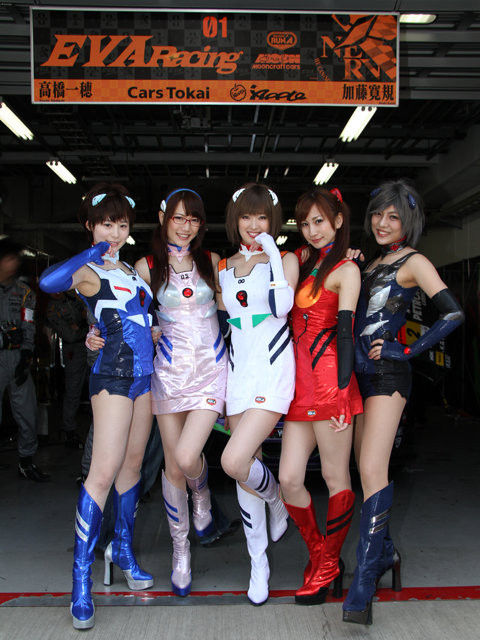 La jóvenes japonesas de cosplay elevan la temperatura con sus atractivas figuras