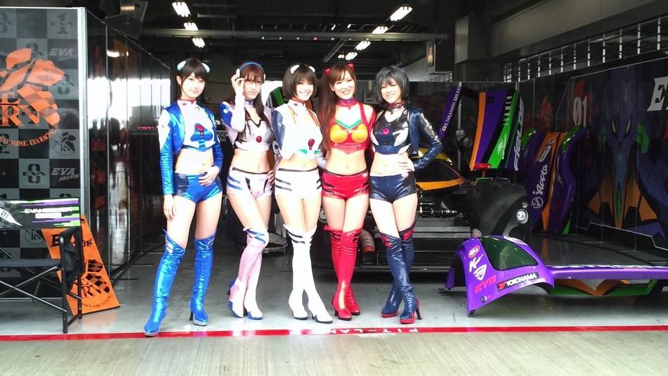 La jóvenes japonesas de cosplay elevan la temperatura con sus atractivas figuras
