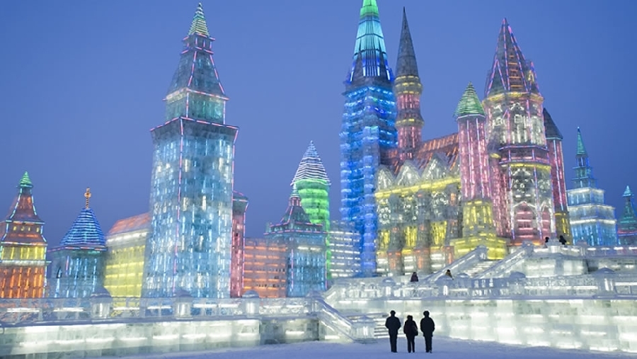 En el festival anual de esculturas de nieve en Harbin, China, los visitantes pueden ver obras de arte iluminadas. (Getty Images/Archivo)