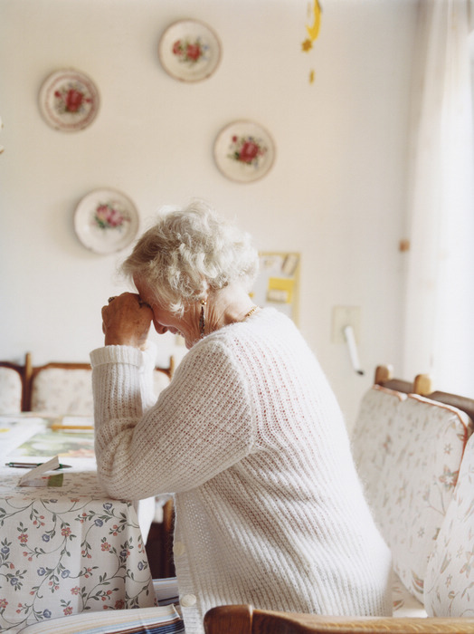 Fotos documentales: el último viaje de una anciana que padece de Alzheimer8