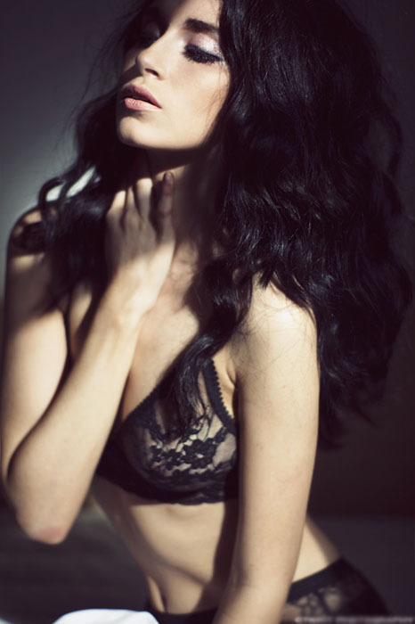 Sexy mujer eleva la temperatura con su atractiva figura2